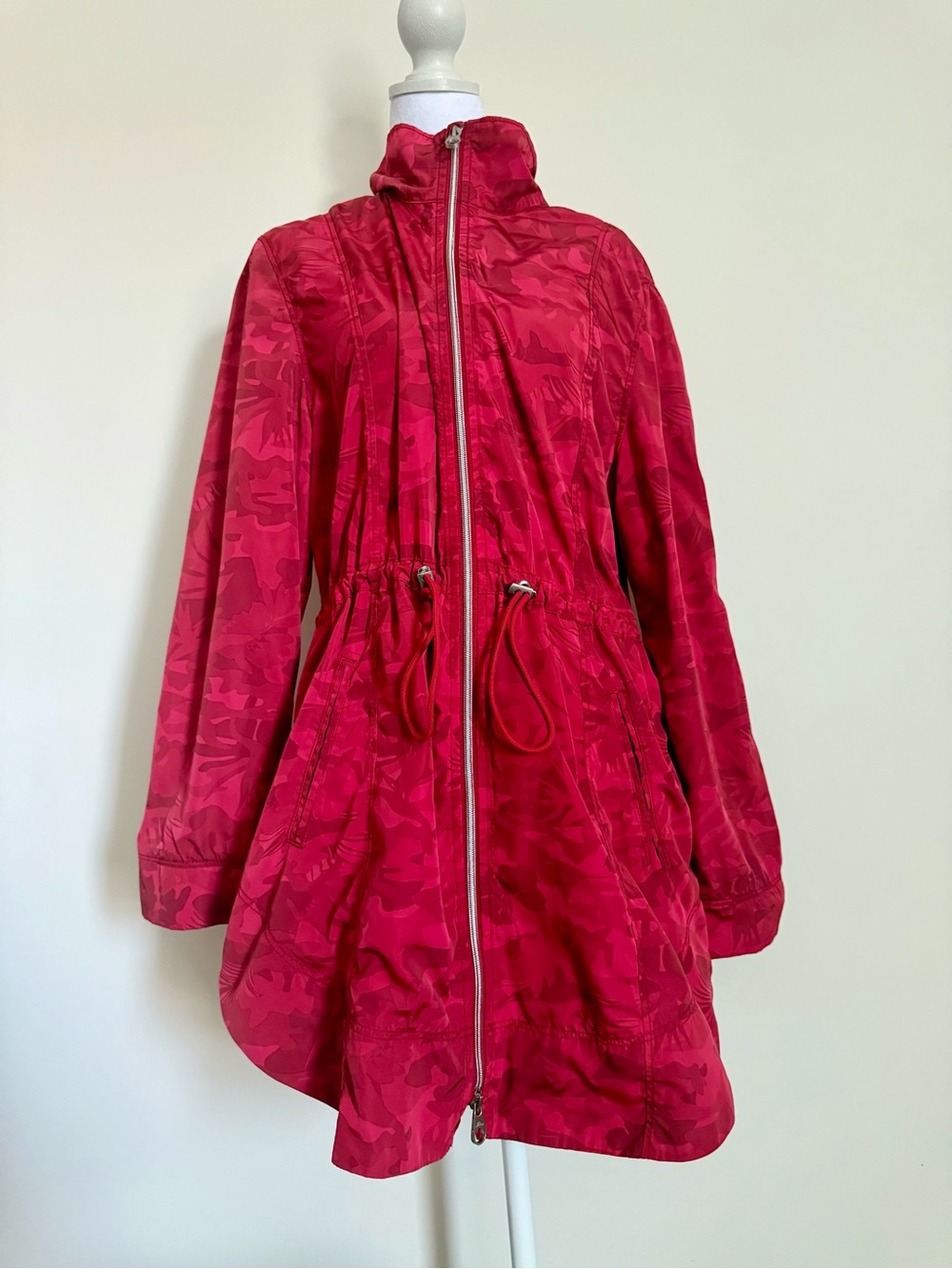 Tommy Bahama Red Camo Drawstring Waist Anorack Jacket size medium women
